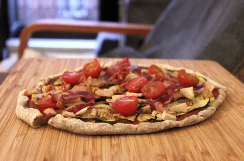 Pizza de sarraceno con jamón y rúcula