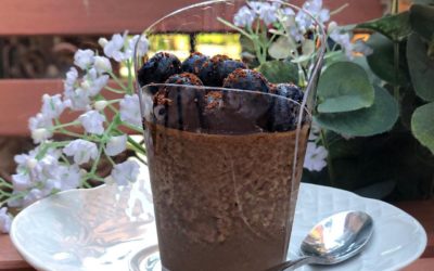 Mousse de chocolate sobre bizcocho de plátano